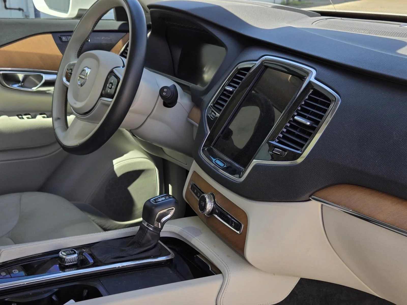 Used 2022 Crystal White Metallic Volvo Momentum image 40