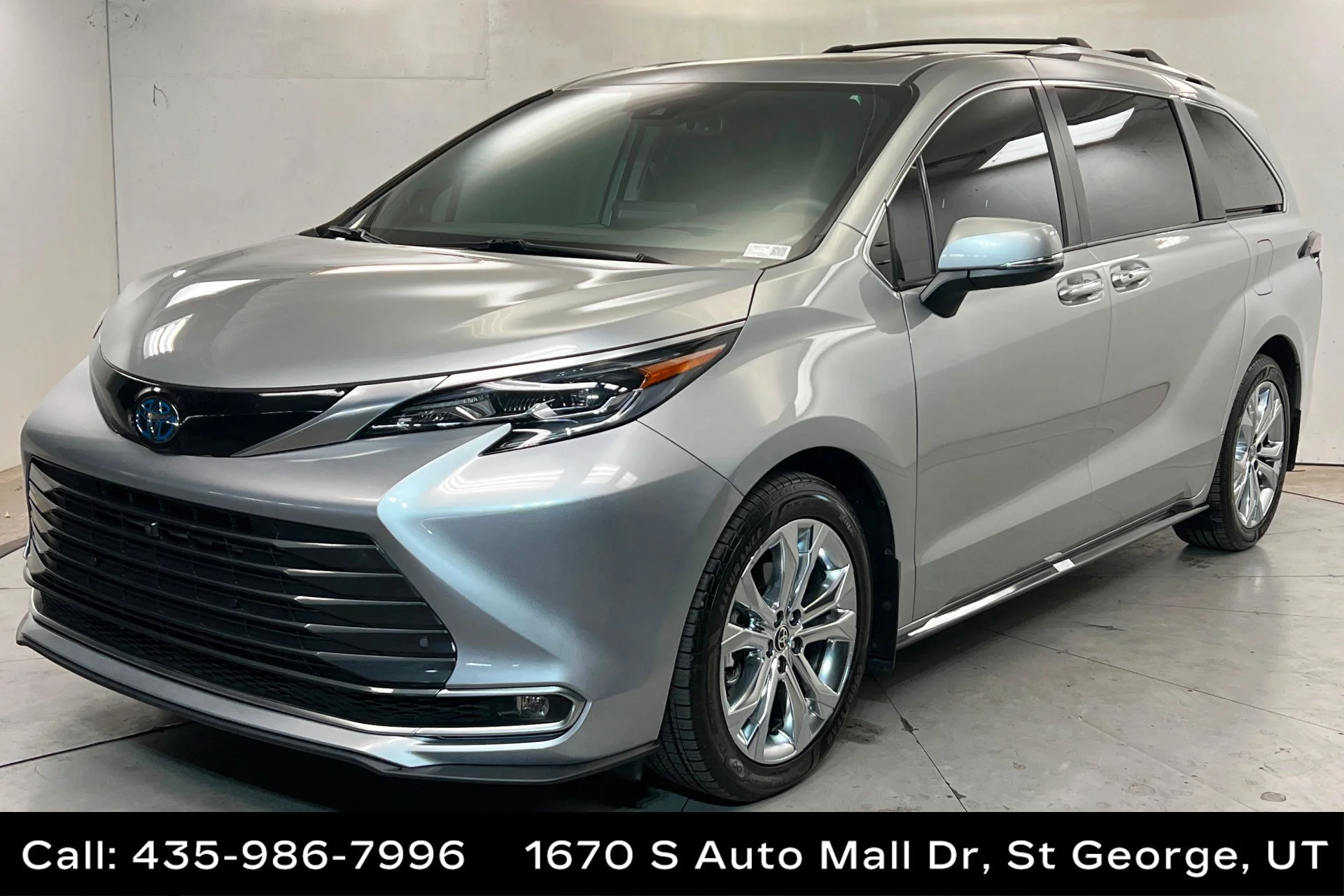 2024 Toyota Sienna Platinum 7-Passenger Hybrid FWD's photo