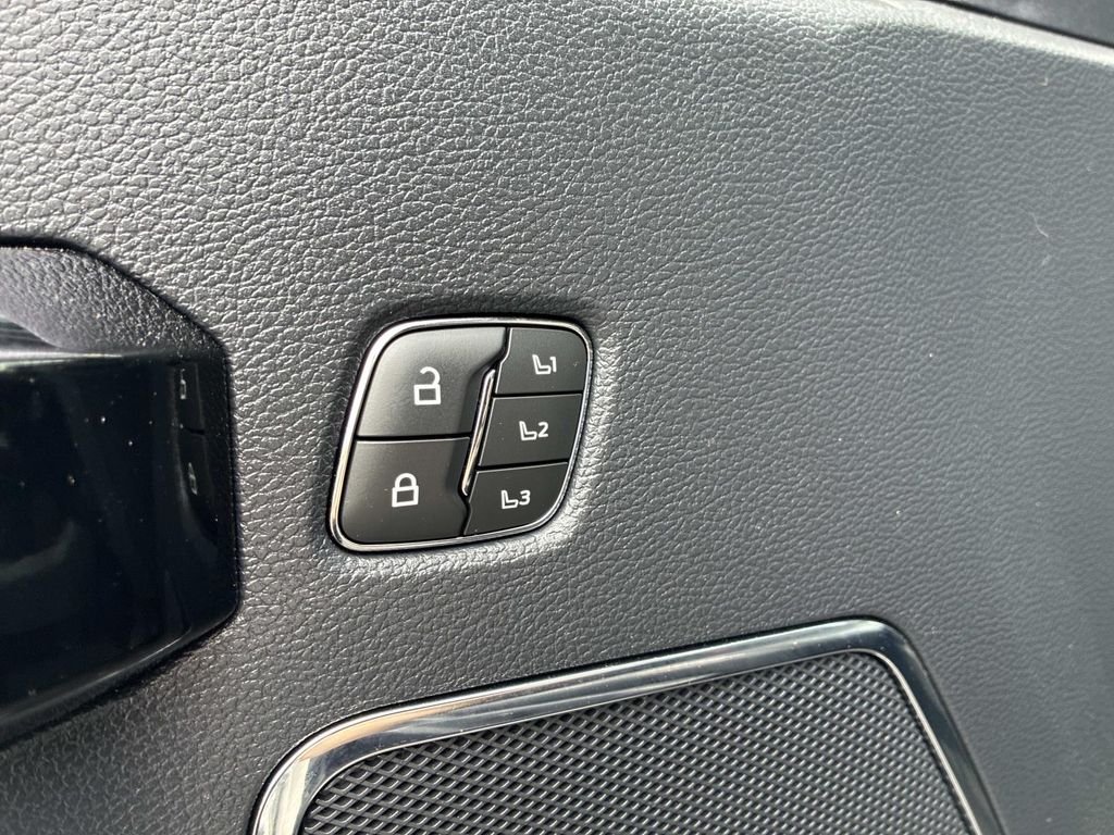 Used 2022 White Ford Lariat image 23
