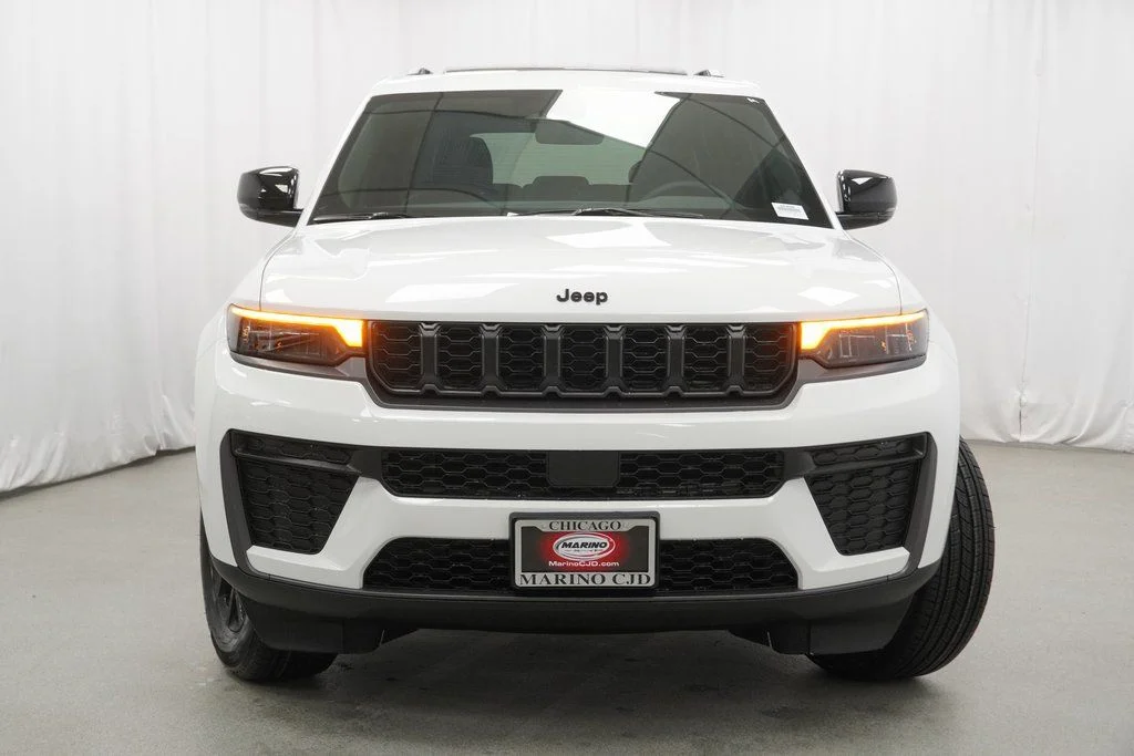 New 2026 Bright White Clear-Coat Exterior Paint Jeep Laredo Altitude image 7