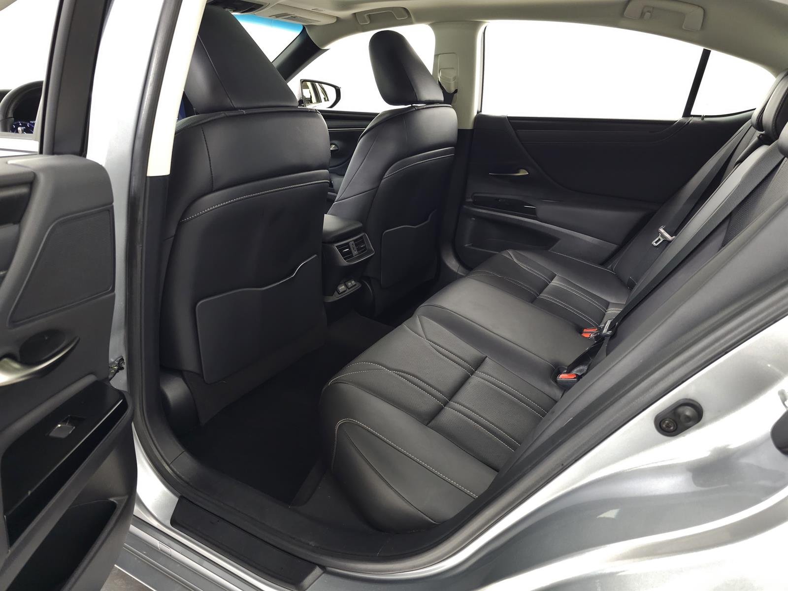 Certified Used 2023 Iridium 1l2 Lexus Luxury image 30