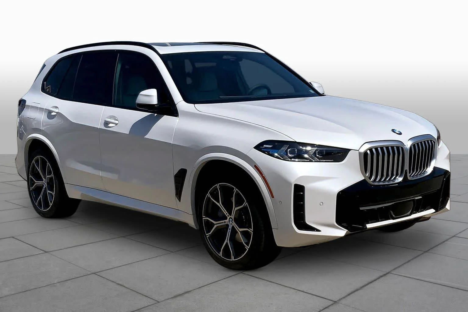 New 2026 Mineral White Metallic BMW xDrive40i image 2