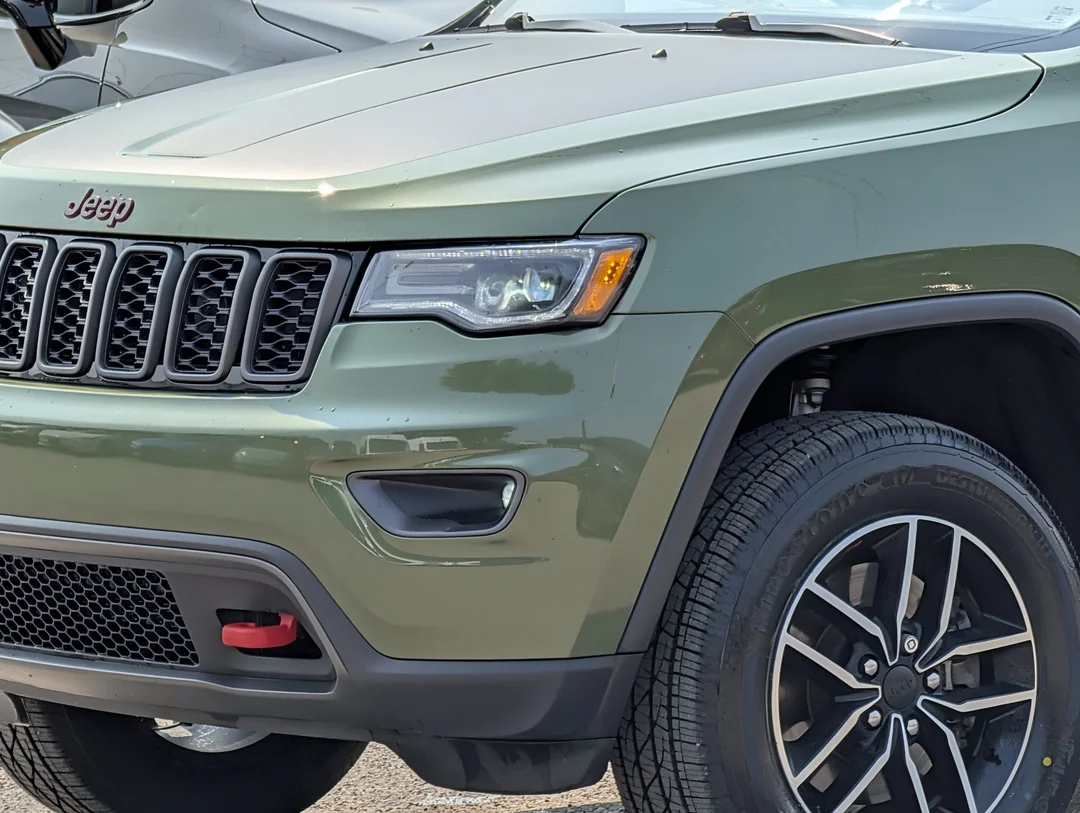 Used 2019 Green Jeep Trailhawk - - 4x4 - 5.7L HEMI V8 - Blind Spot Monitor - Backup Camera & More! image 10