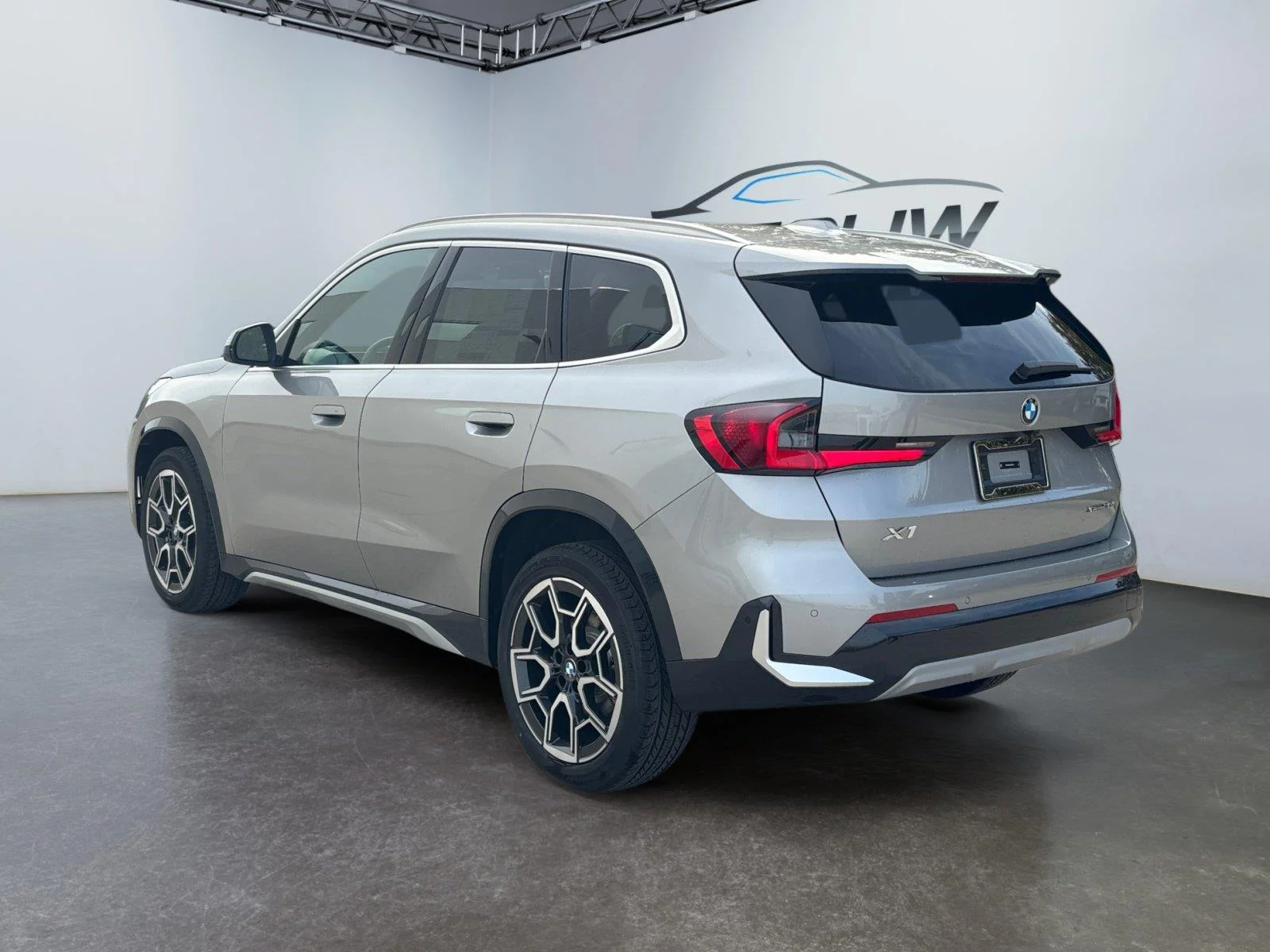 New 2027 Space Silver Metallic BMW xDrive28i image 5