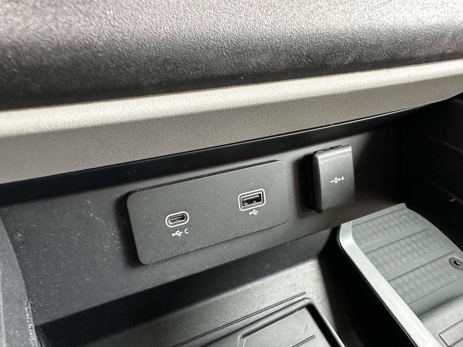 Used 2022  Land Rover SE image 23