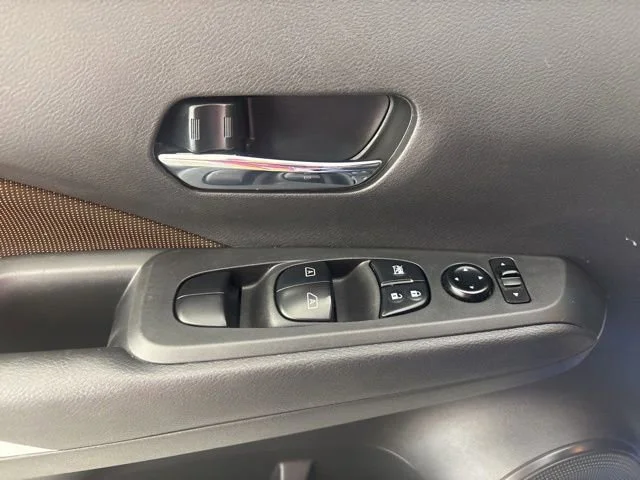 Used 2022  Nissan SR image 14