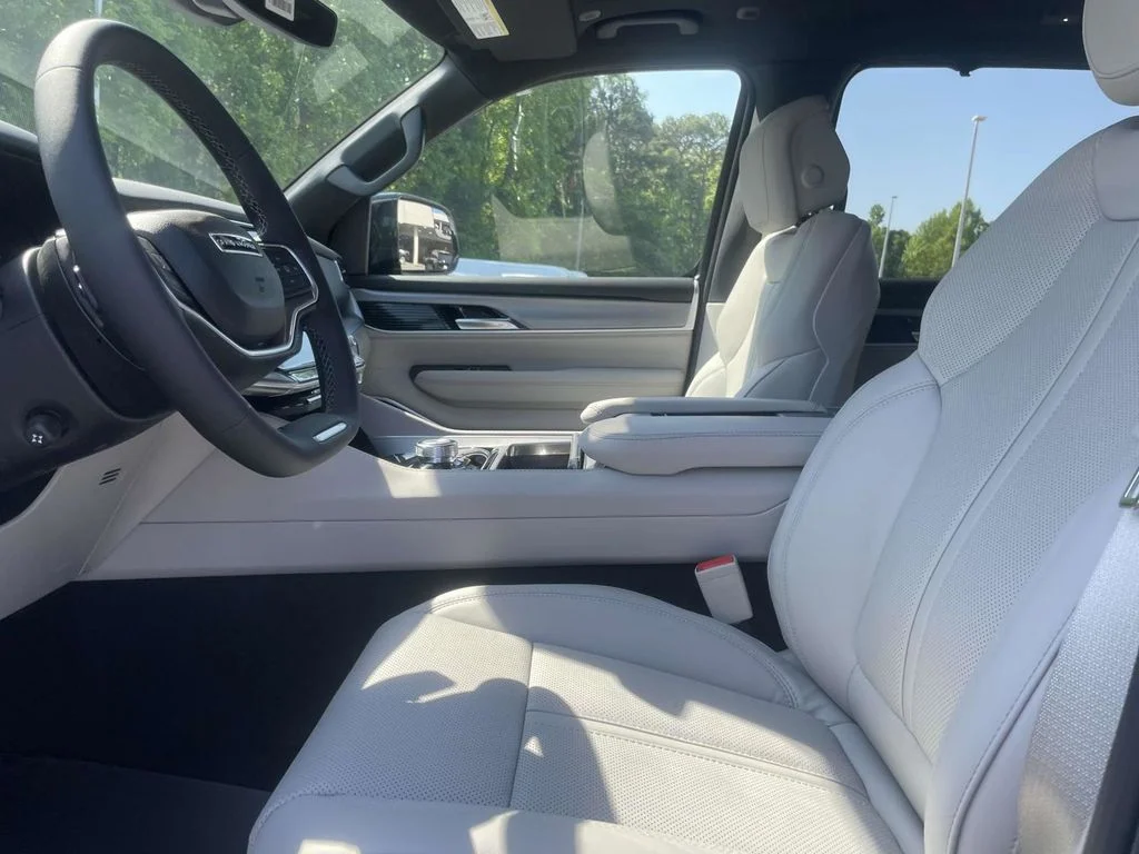 New 2026 Bright White Clear-Coat Exterior Paint Jeep Limited Reserve image 26