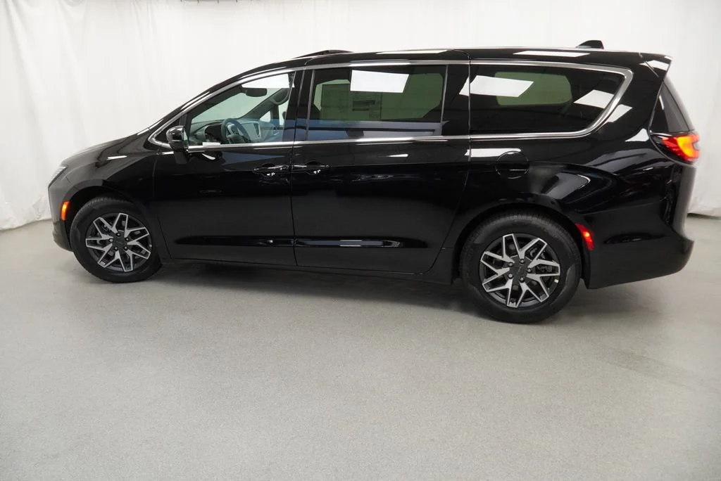 New 2027 Diamond Black Crystal Pearl-Coat Paint Chrysler Limited image 26