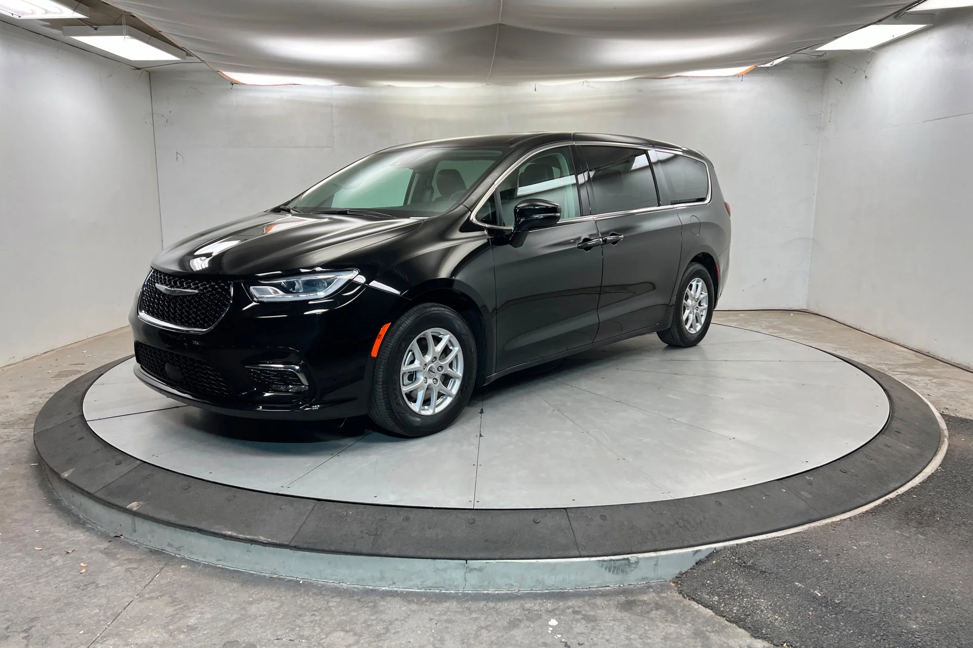 2024 Chrysler Pacifica Touring L's photo