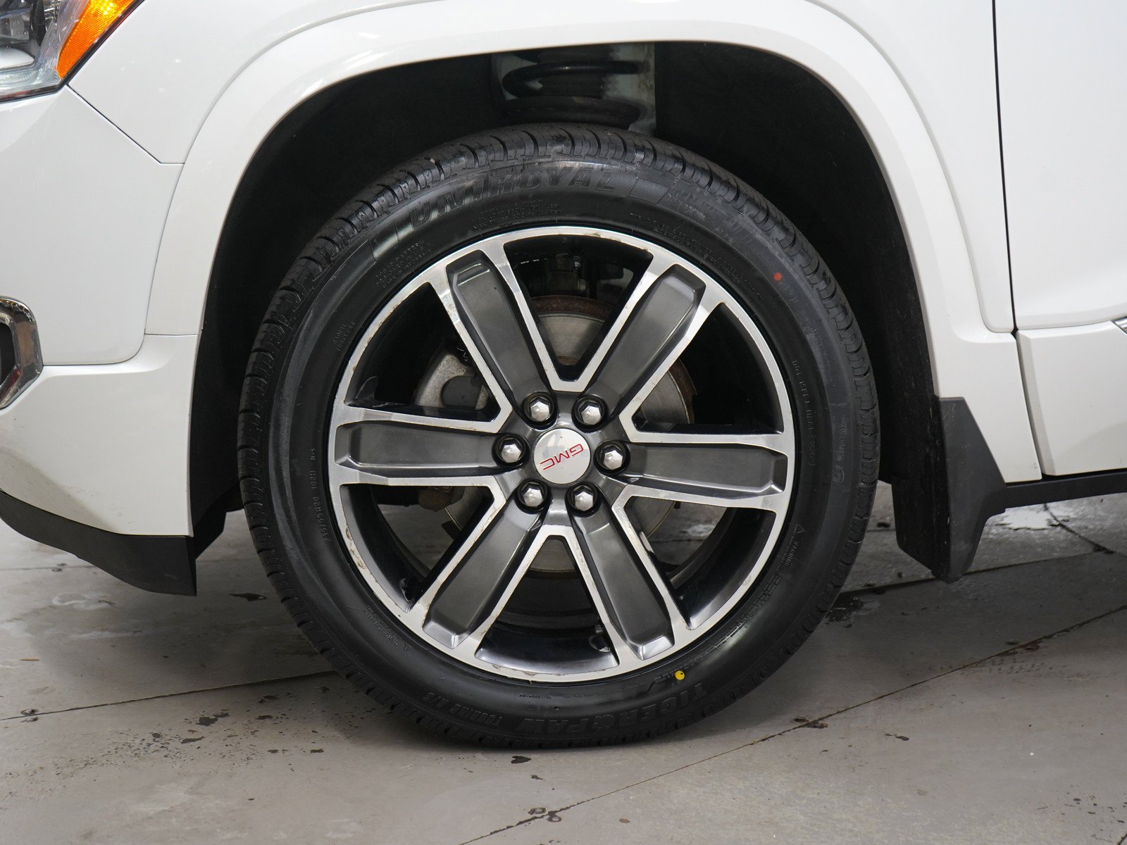 Used 2018 White Frost Tricoat GMC AWD 4dr Denali image 29