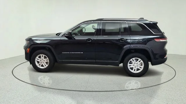 Used 2023 Black Jeep Laredo image 23