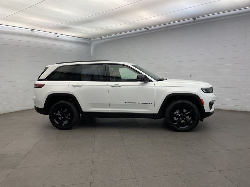 New 2025 Bright White Clear-Coat Exterior Paint Jeep Limited image 2