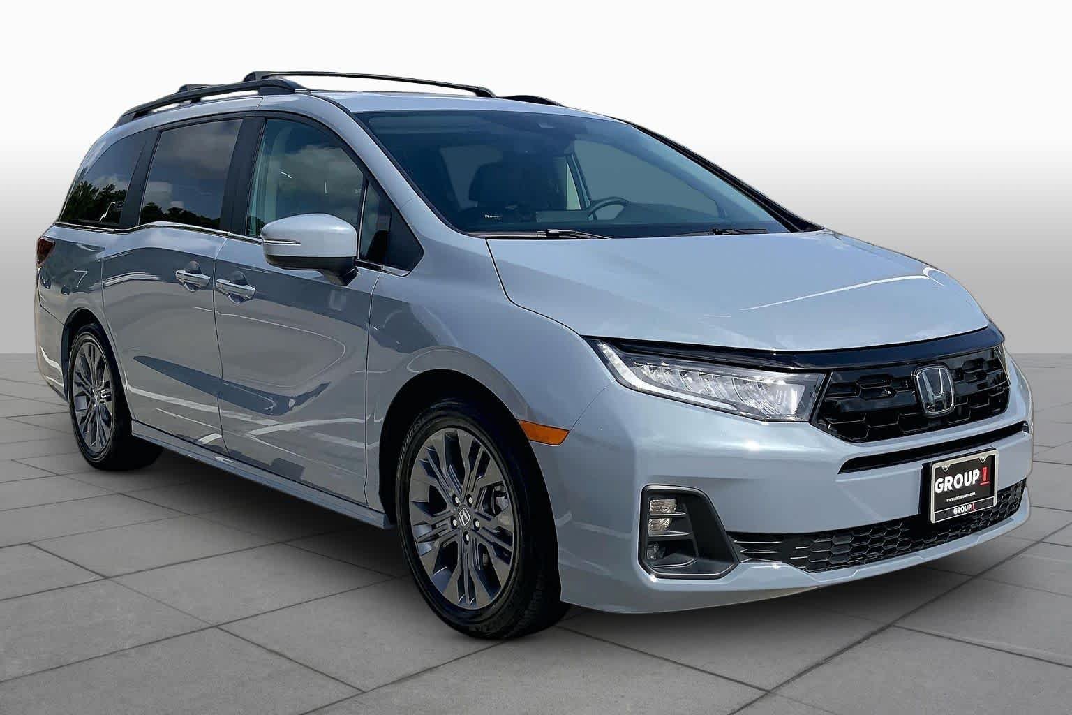 Used 2025 Sonic Gray Pearl Honda Touring image 3