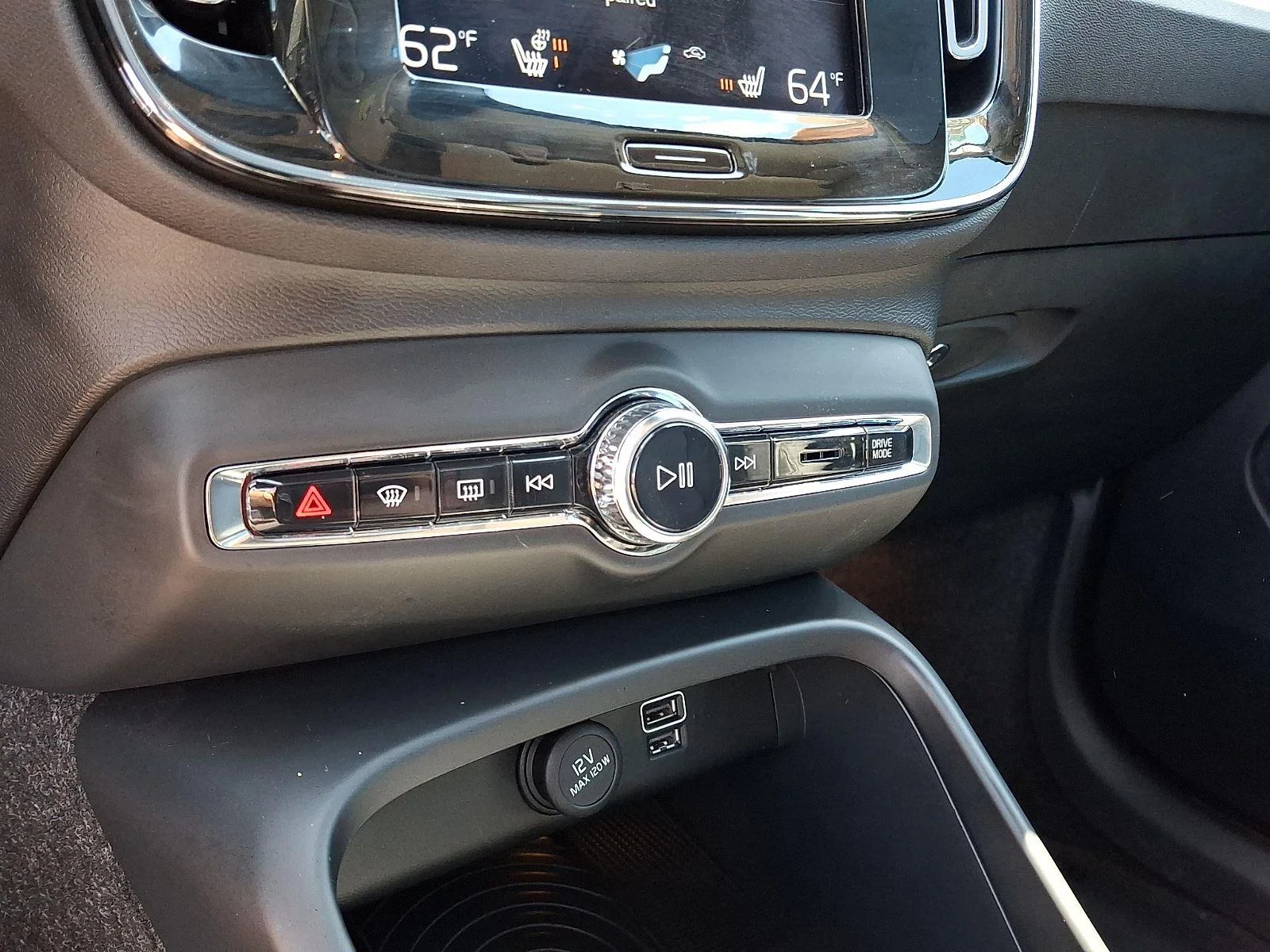 Used 2019 Bright Silver Metallic Volvo Momentum image 16