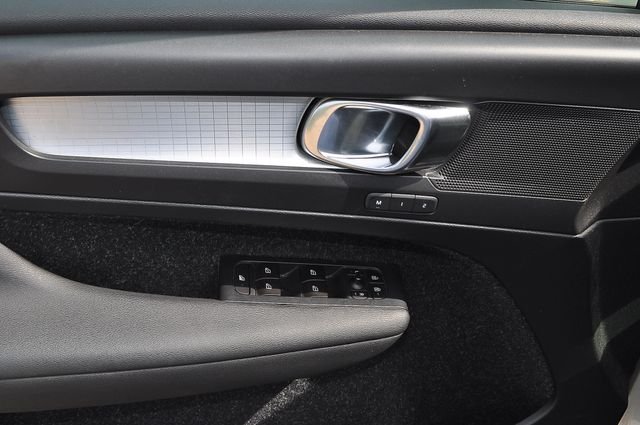 Used 2019 Silver Volvo Momentum image 12