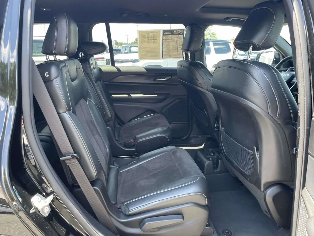 Used 2023 Black Jeep Altitude image 17