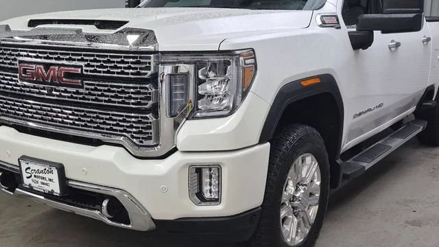 Used 2022 White Frost Tricoat GMC Denali image 9