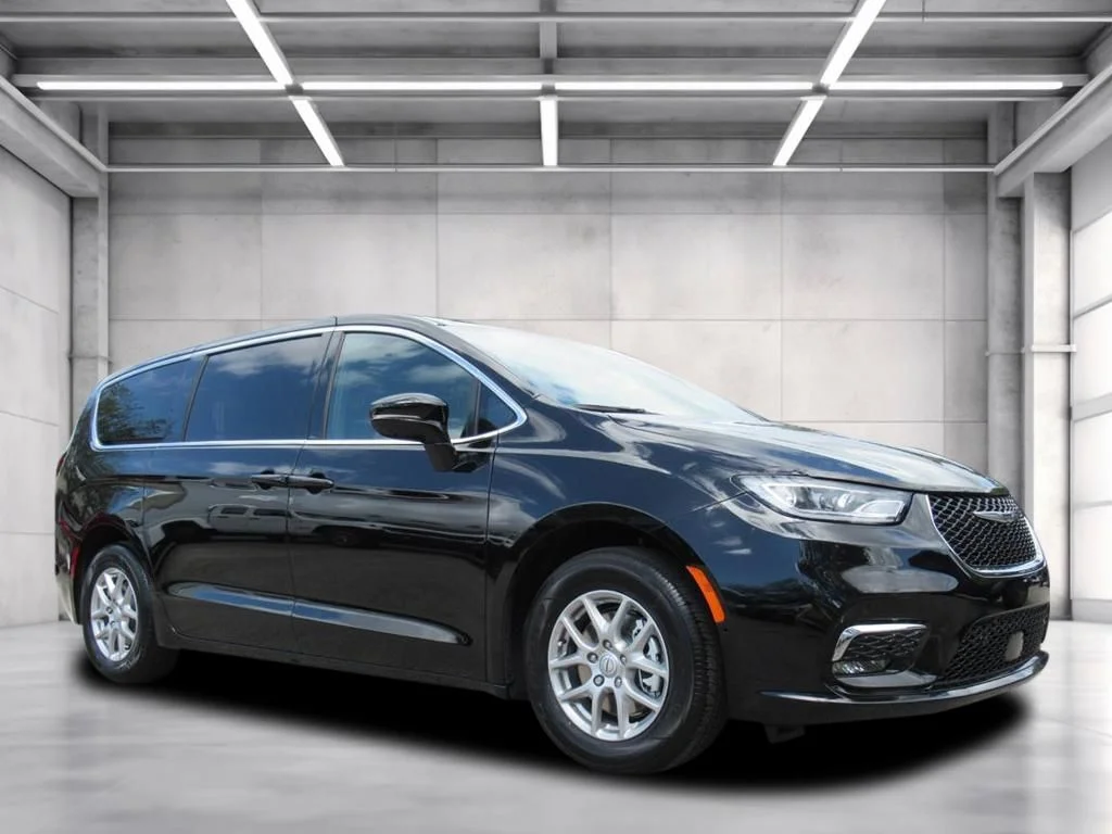 2026 Chrysler Pacifica Select's photo