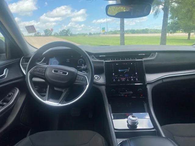 Used 2024 White/off-white Jeep Laredo image 17