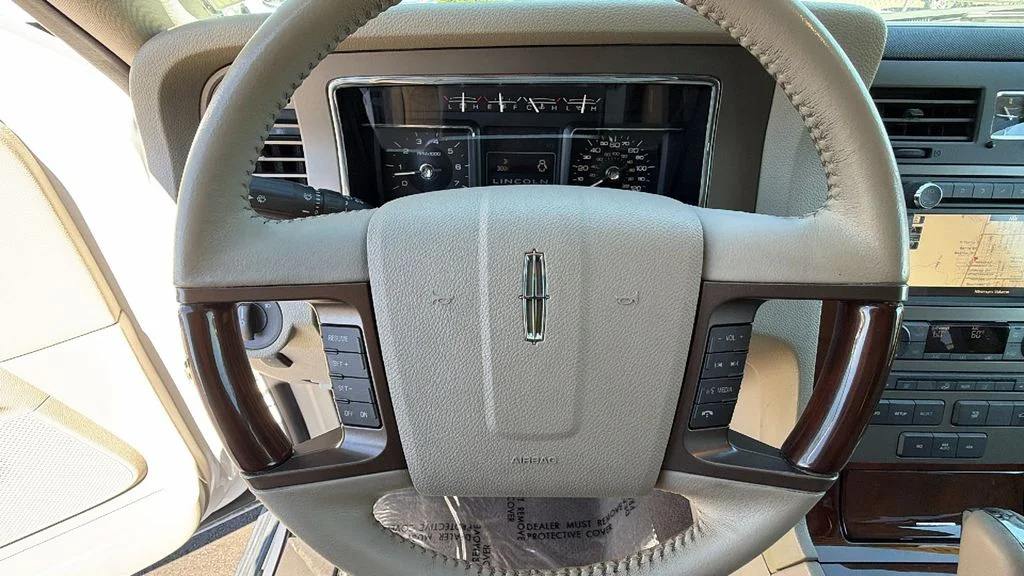 Used 2014 White Platinum Clearcoat Metallic Lincoln Base image 18