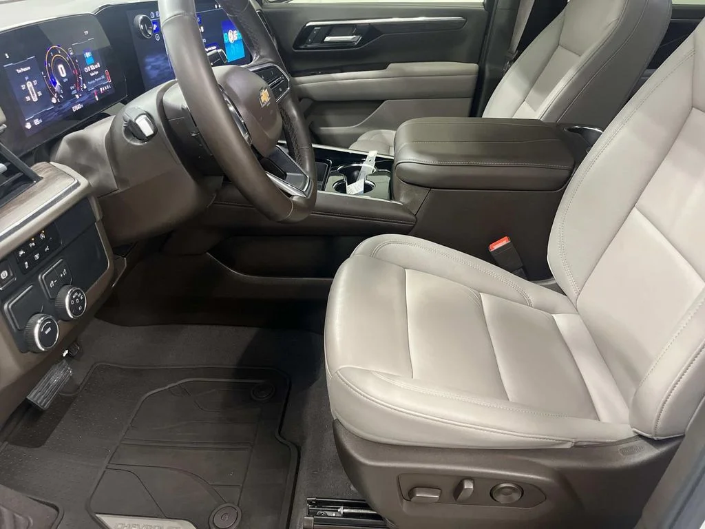 Used 2025 Summit White Chevrolet LT image 10