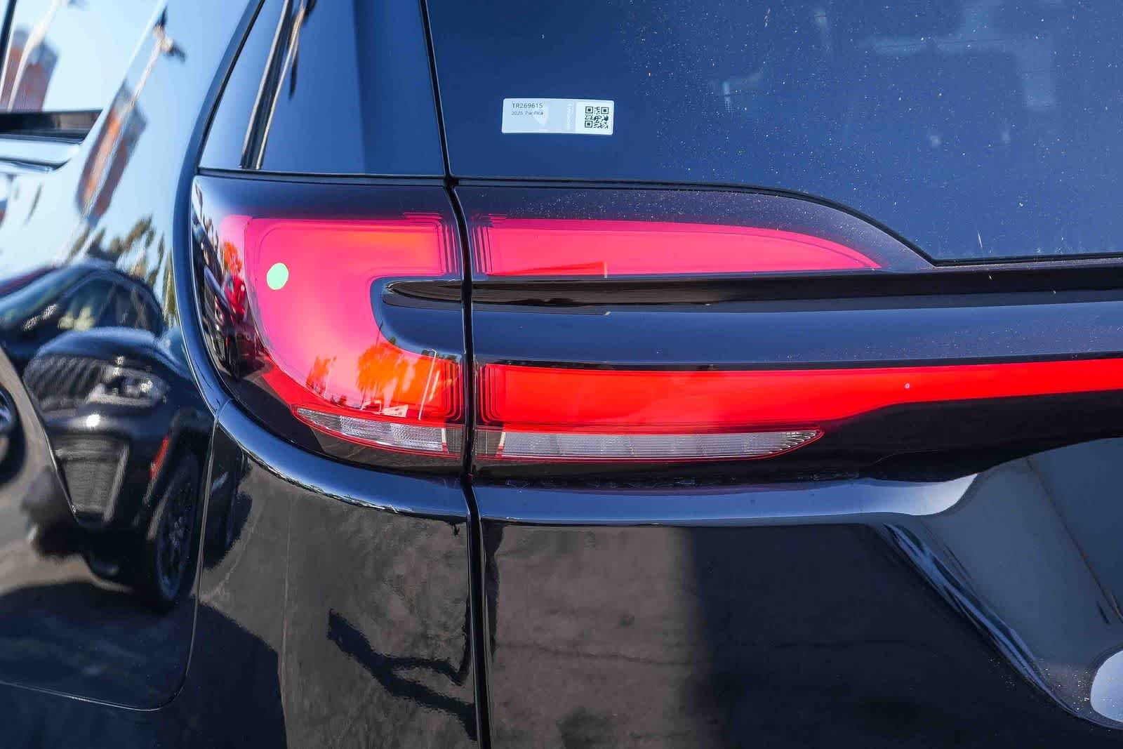 New 2026 Diamond Black Crystal Pearl-Coat Exterior Paint Chrysler Select image 9