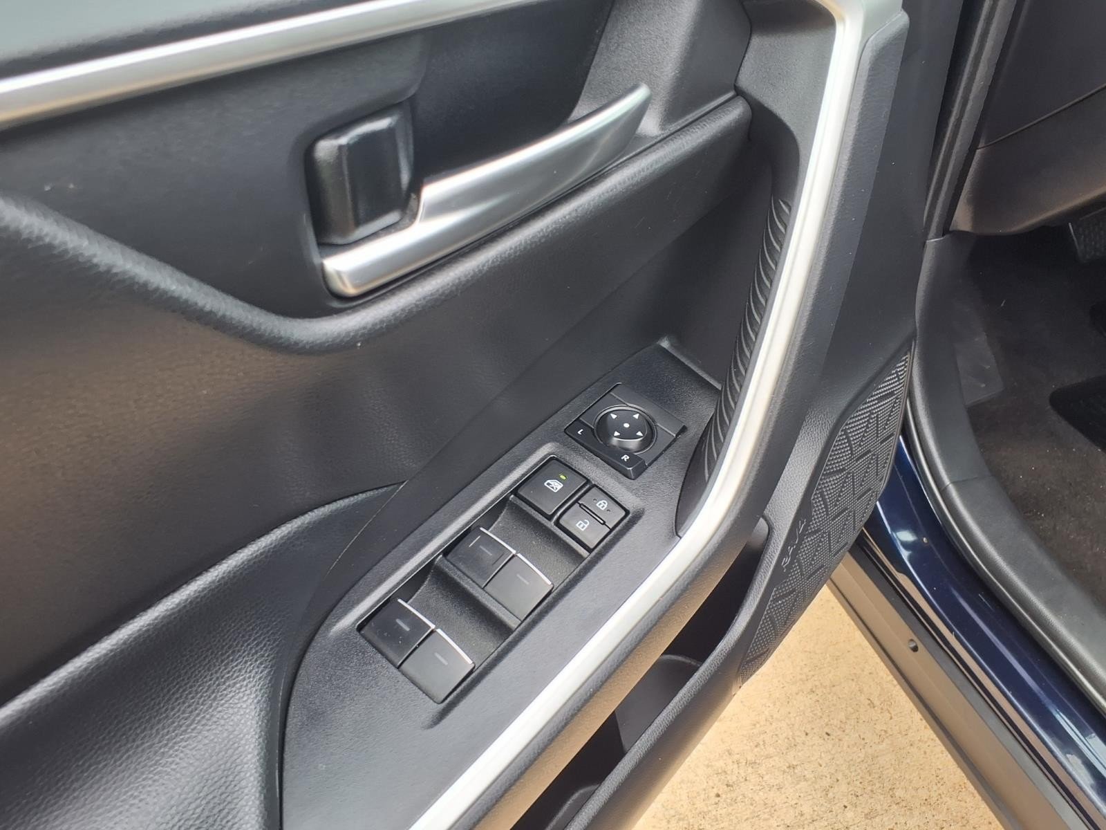 2025 Toyota RAV4 XLE - Photo 18