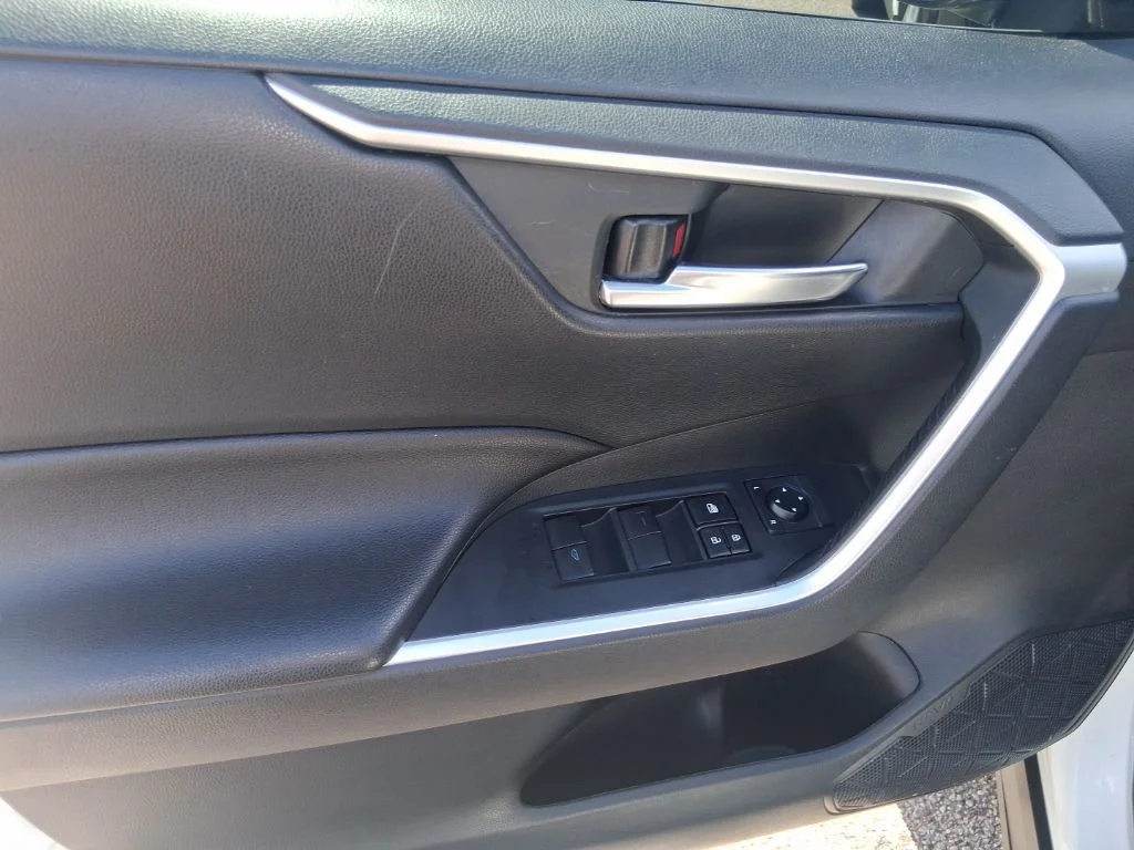 Used 2020 White Toyota XLE image 8