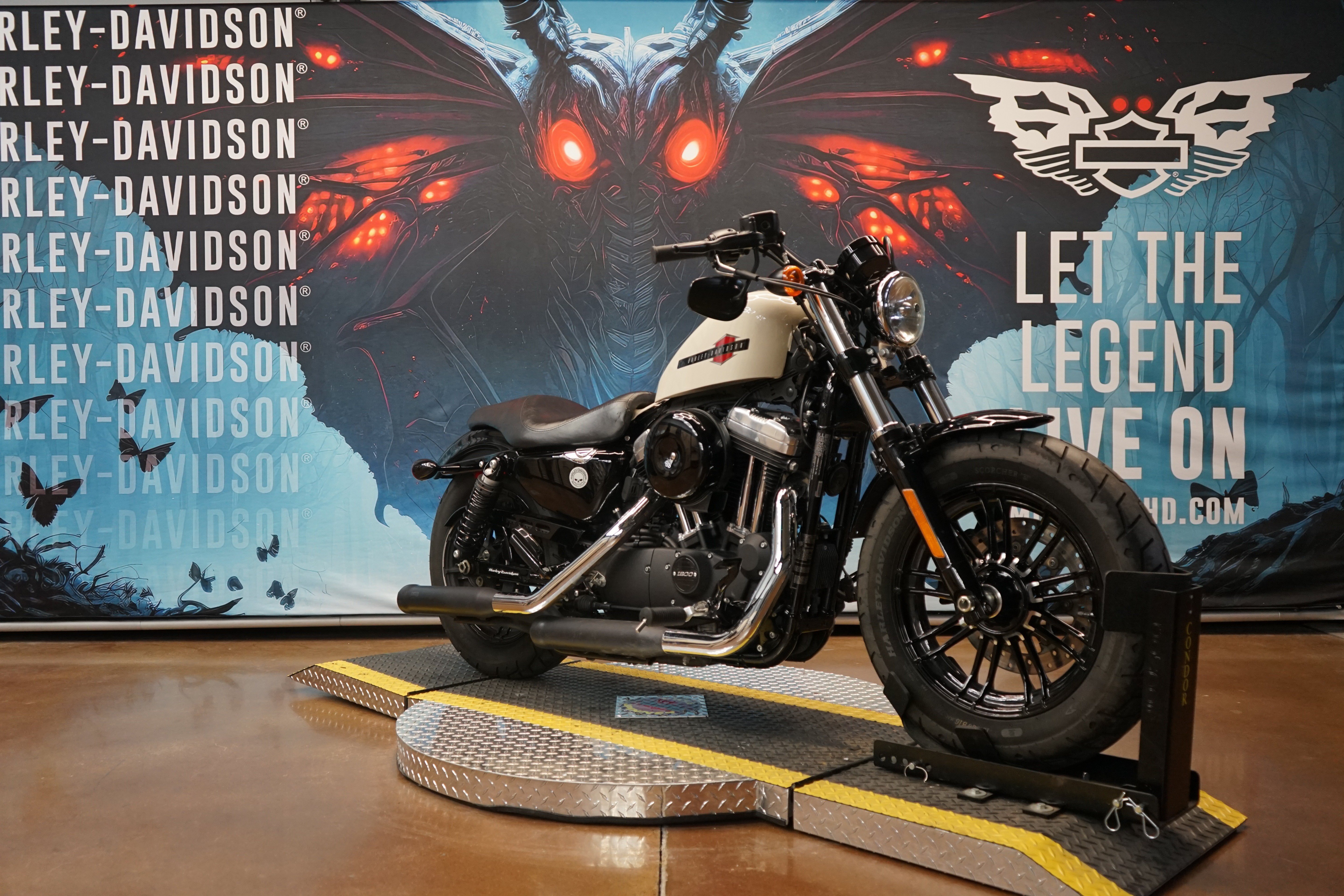 Used 2022 White Sand Pearl Harley-Davidson  image 2
