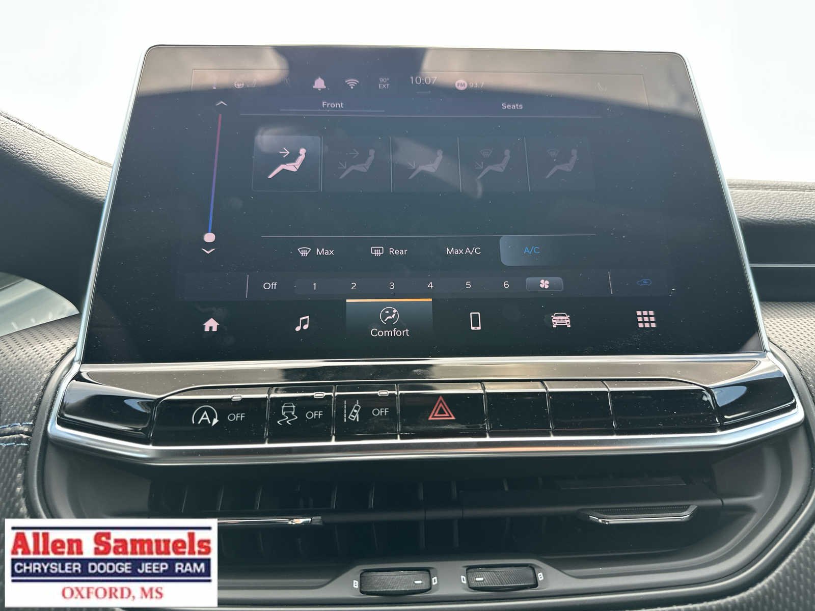 New 2026 Diamond Black Crystal Pearl-Coat Exterior Paint Jeep Latitude image 25