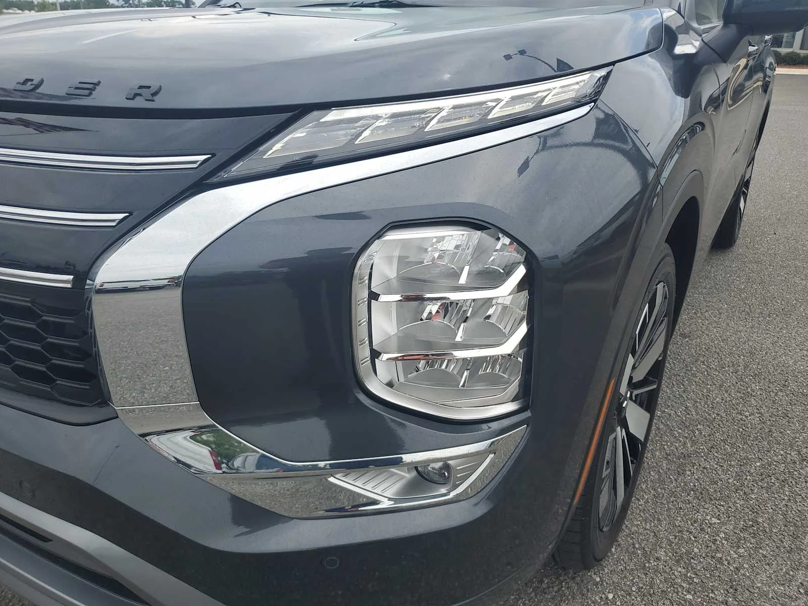 Used 2025 Graphite Gray Gray Mitsubishi SEL image 13