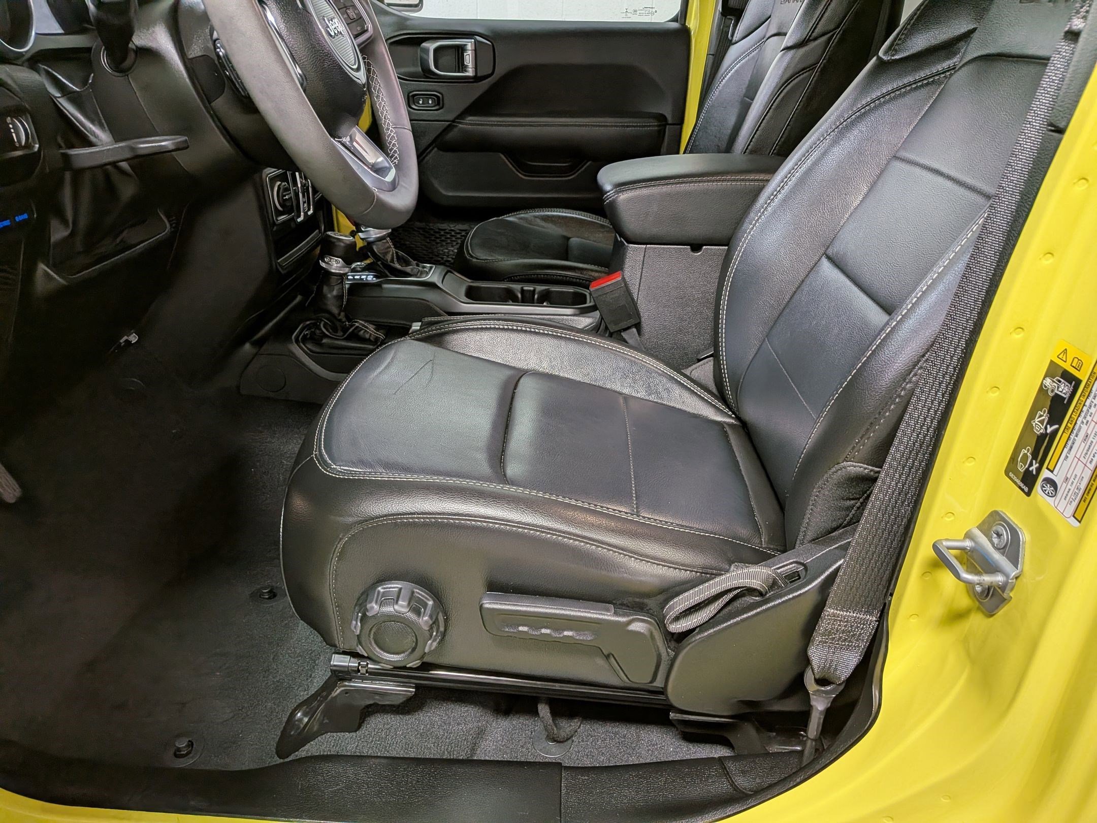 Used 2023 High Velocity Clearcoat Jeep Sahara image 16