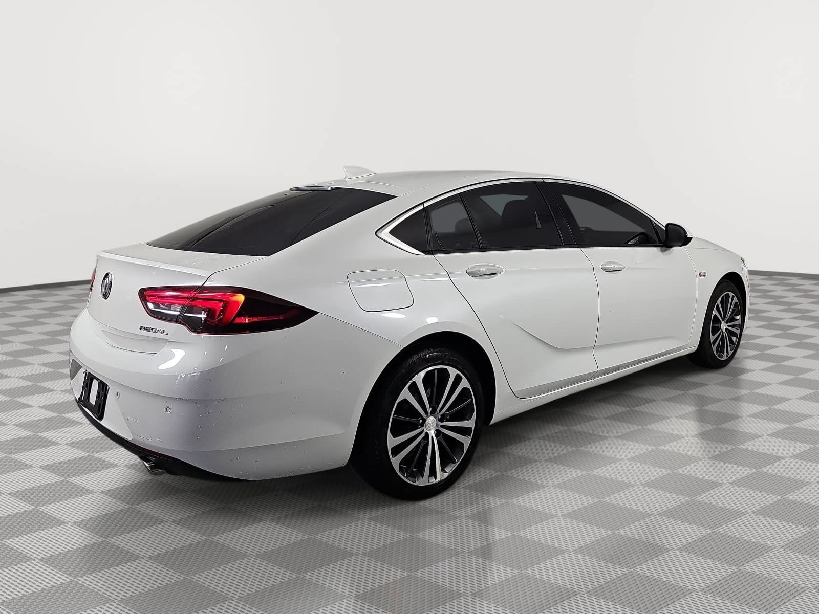 Used 2018 White Buick Essence image 8