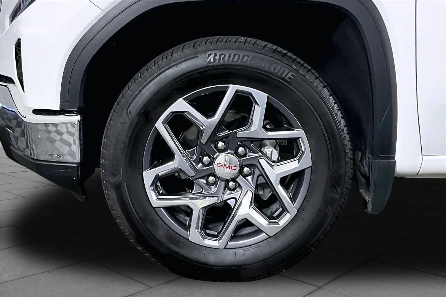 Used 2025 Summit White GMC SLT image 11