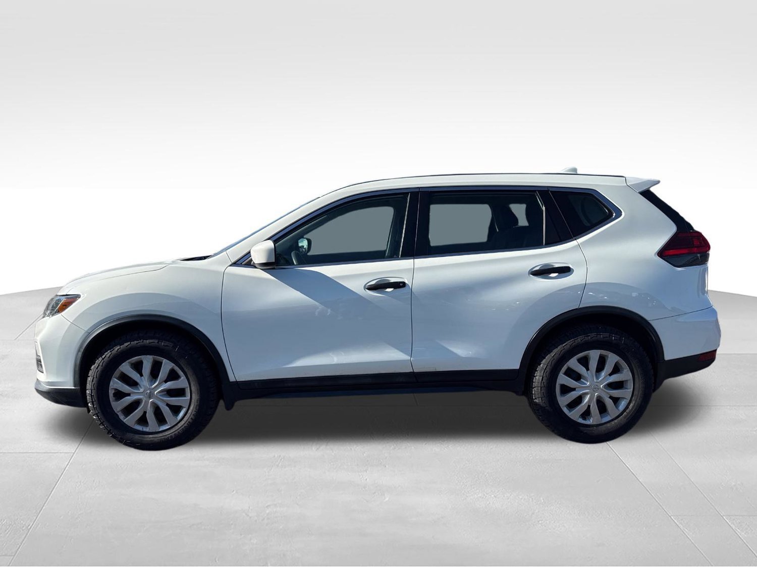 Used 2017 Nissan Rogue S with VIN 5N1AT2MV6HC813765 for sale in Smithville, MO