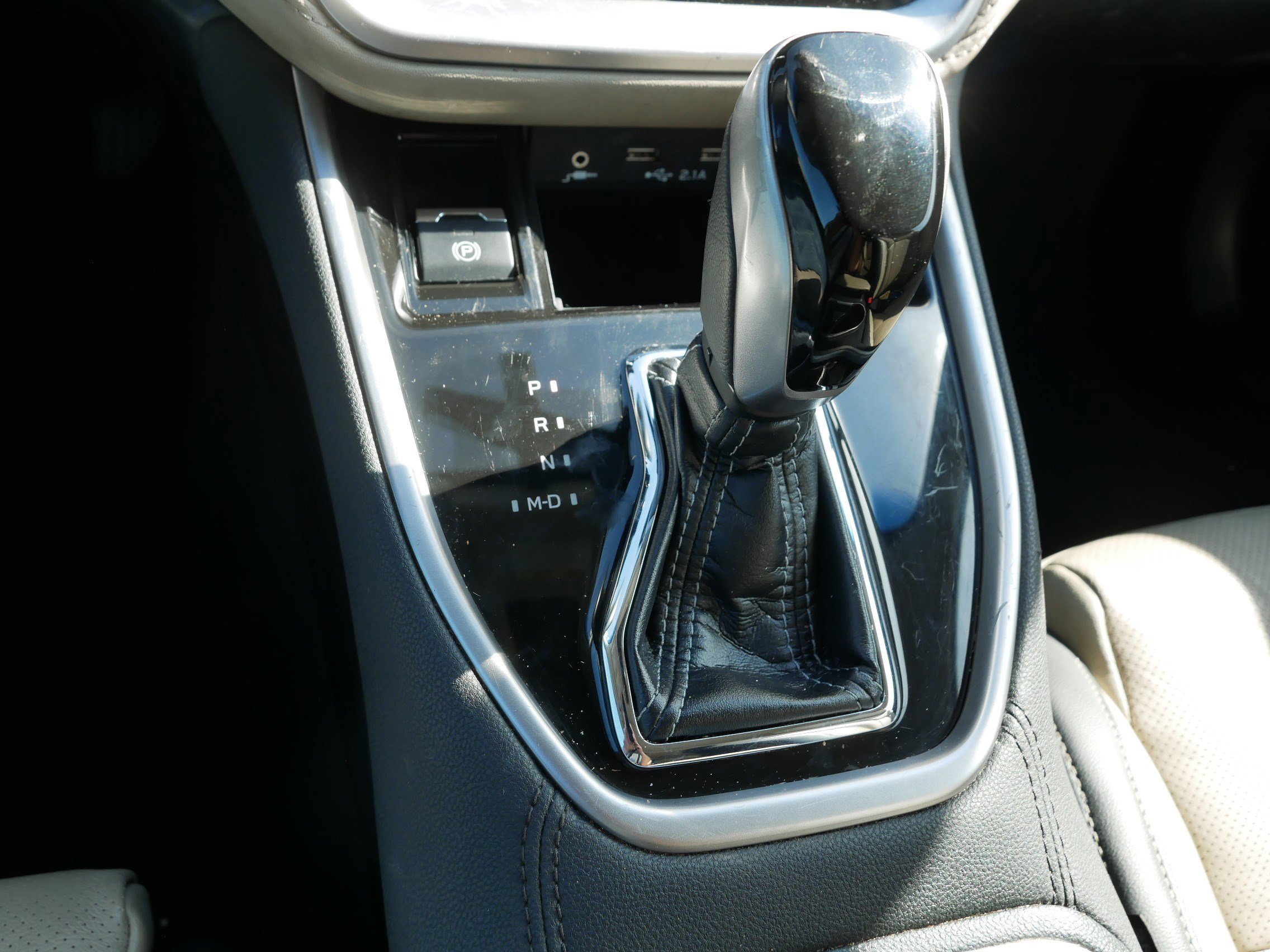 Used 2021 Crystal White Pearl Subaru Limited image 24