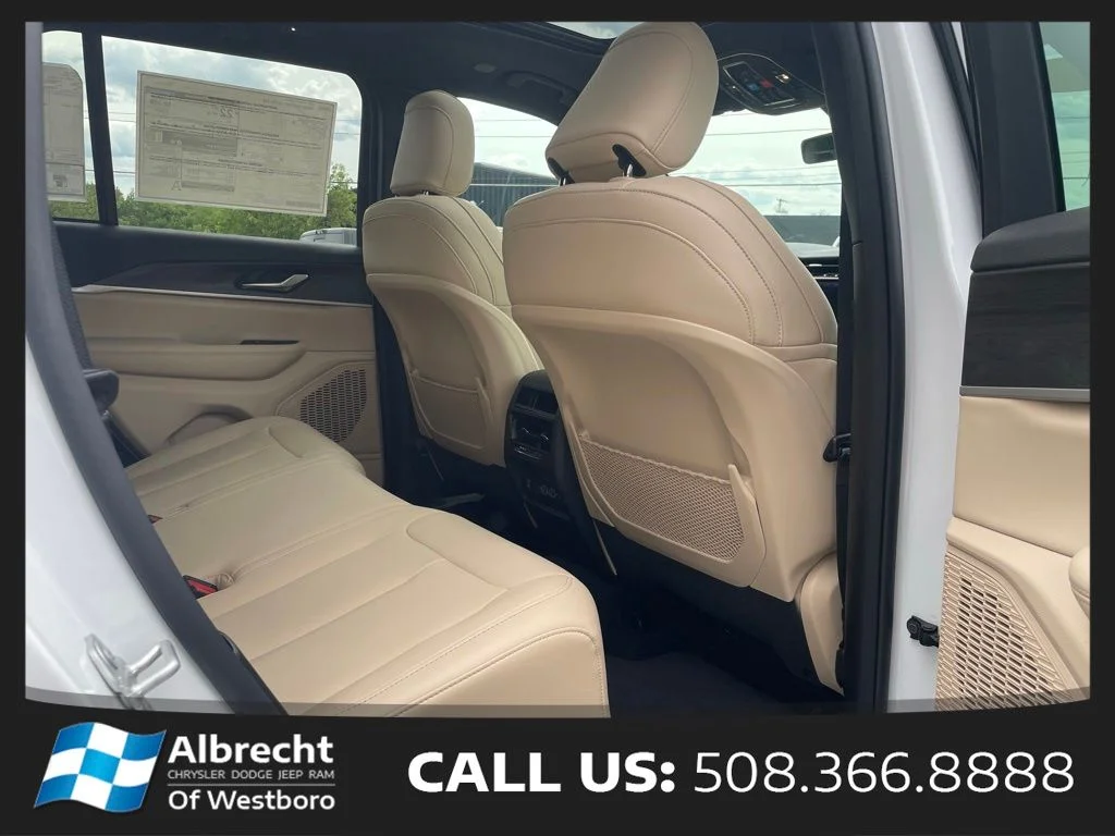 New 2025 Bright White Clear-Coat Exterior Paint Jeep Limited image 17