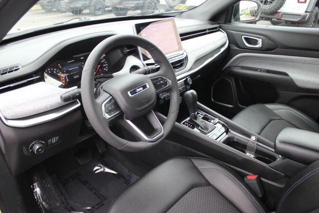 Used 2024 White Jeep Latitude image 3