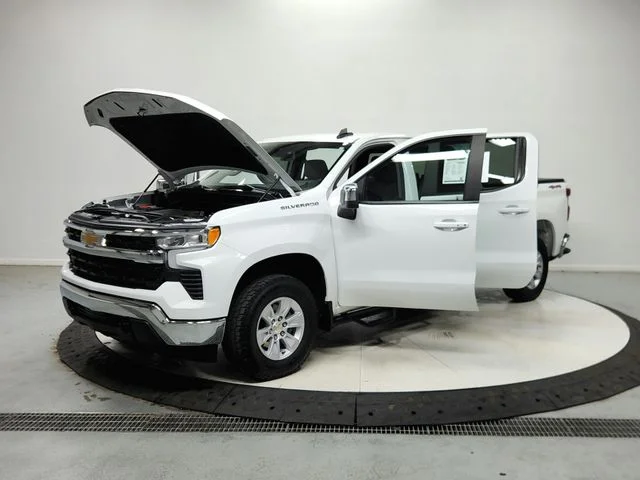 Used 2025 White Chevrolet LT image 12