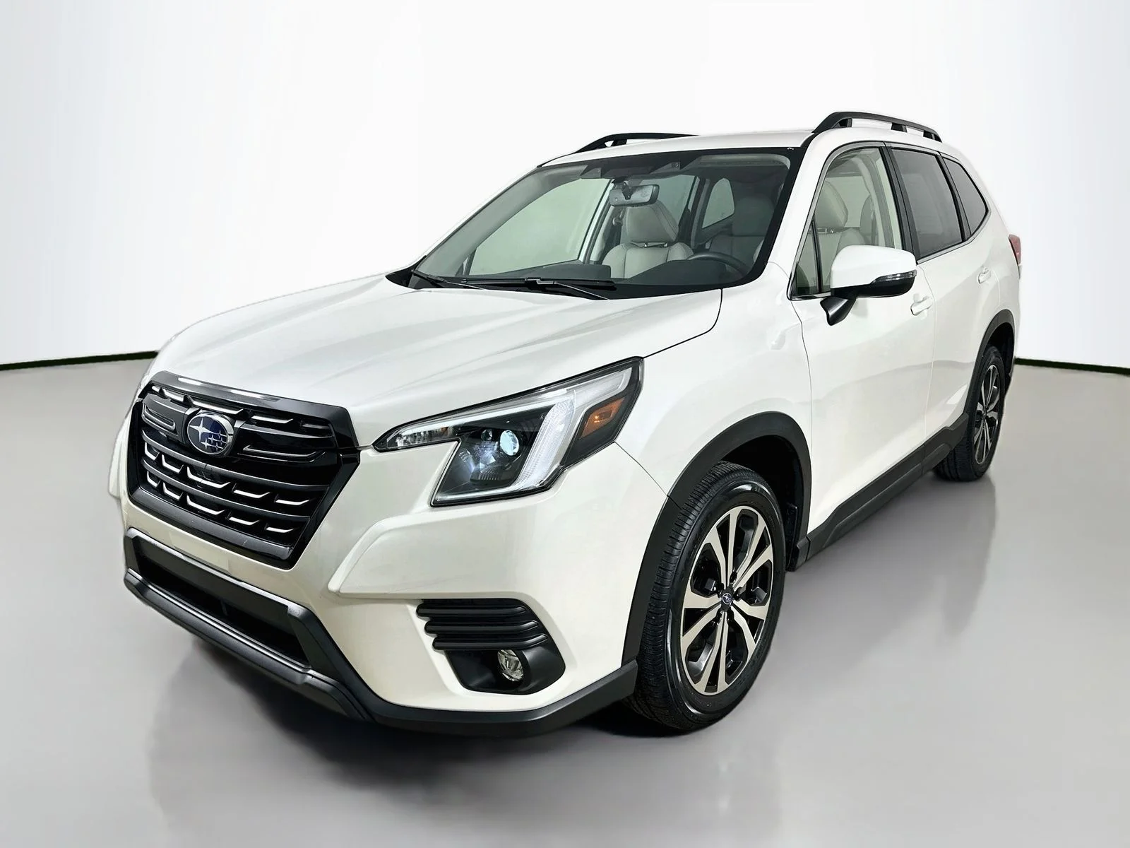 Used 2024 White Subaru  image 1