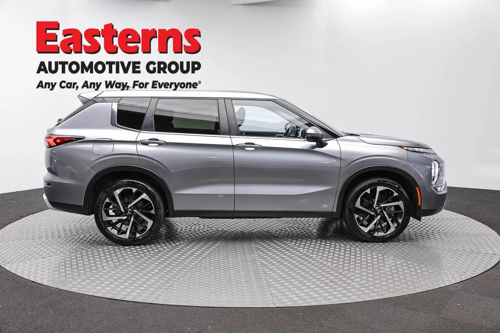 Used 2024 Gray Mitsubishi SE image 4