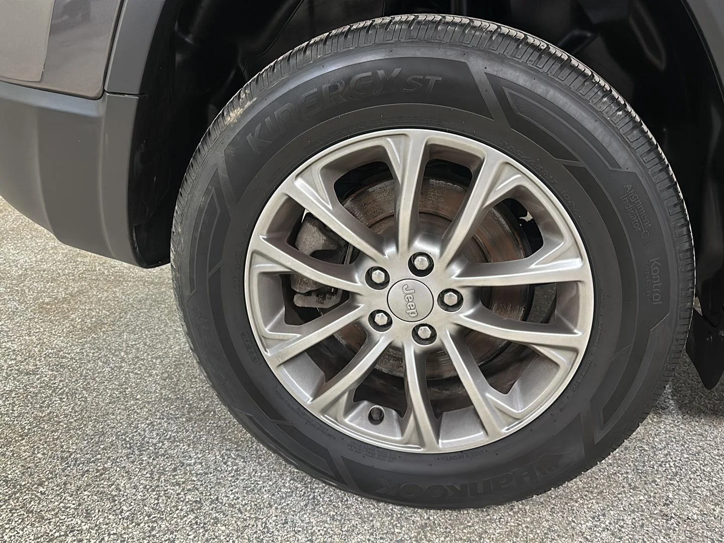 Used 2022 Granite Crystal Metallic Clearcoat Jeep Latitude Lux image 12