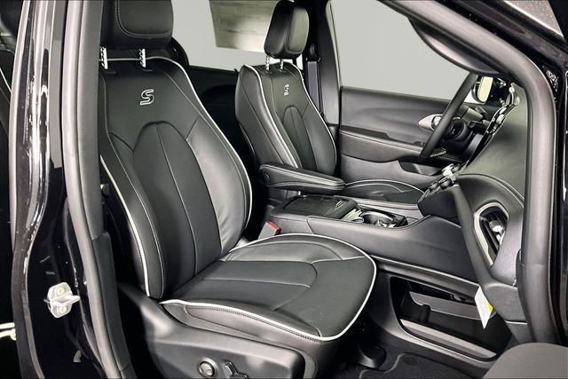 New 2027 Diamond Black Crystal Pearl-Coat Exterior Paint Chrysler Limited image 12