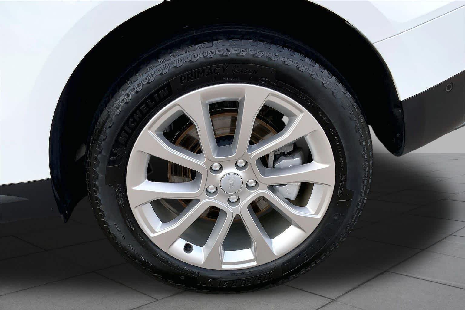 Used 2023 Fuji White Land Rover SE image 12