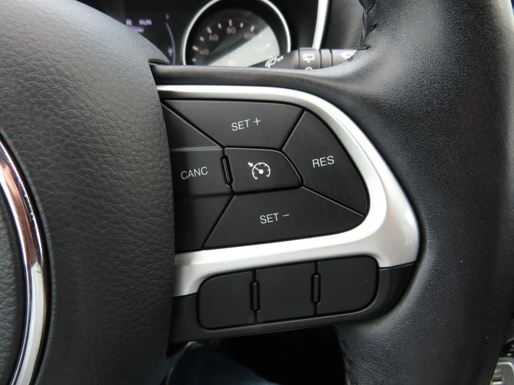 Used 2019 Granite Crystal Metallic Clear Jeep Altitude image 31