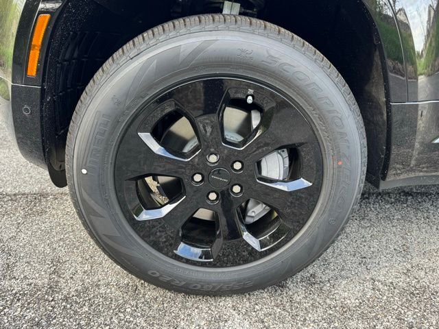 New 2026 Santorini Black Land Rover X-Dynamic SE image 2
