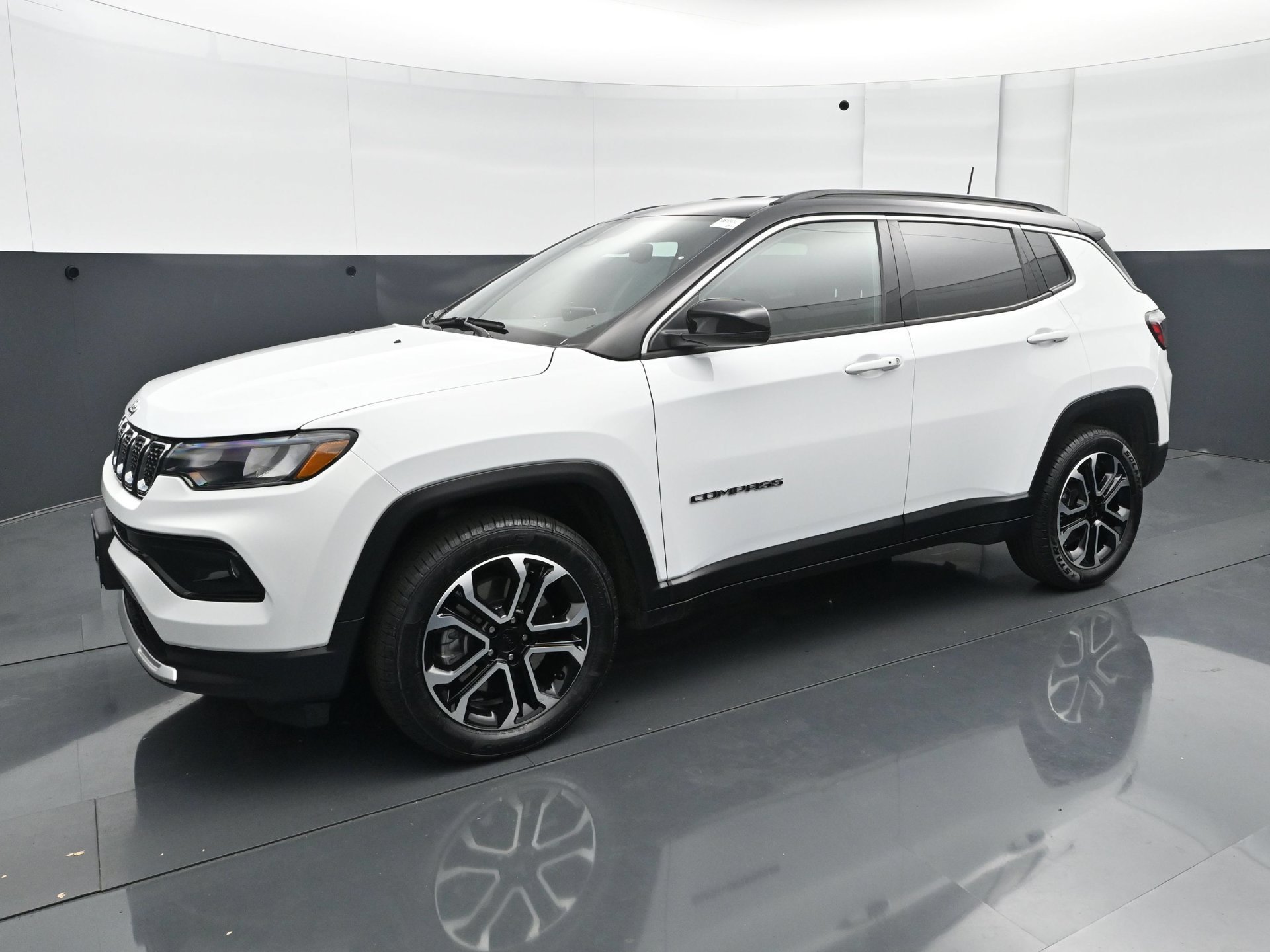 Used 2024 Jeep Compass Limited with VIN 3C4NJDCNXRT588135 for sale in Burnsville, Minnesota
