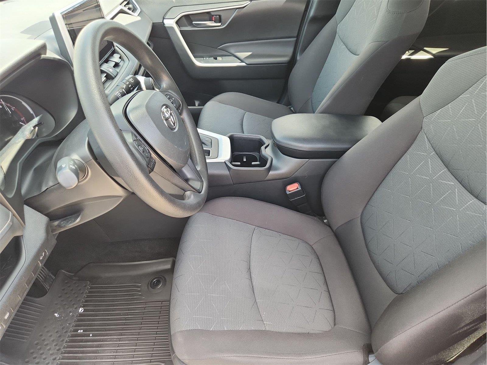 2023 Toyota RAV4 XLE - Photo 32