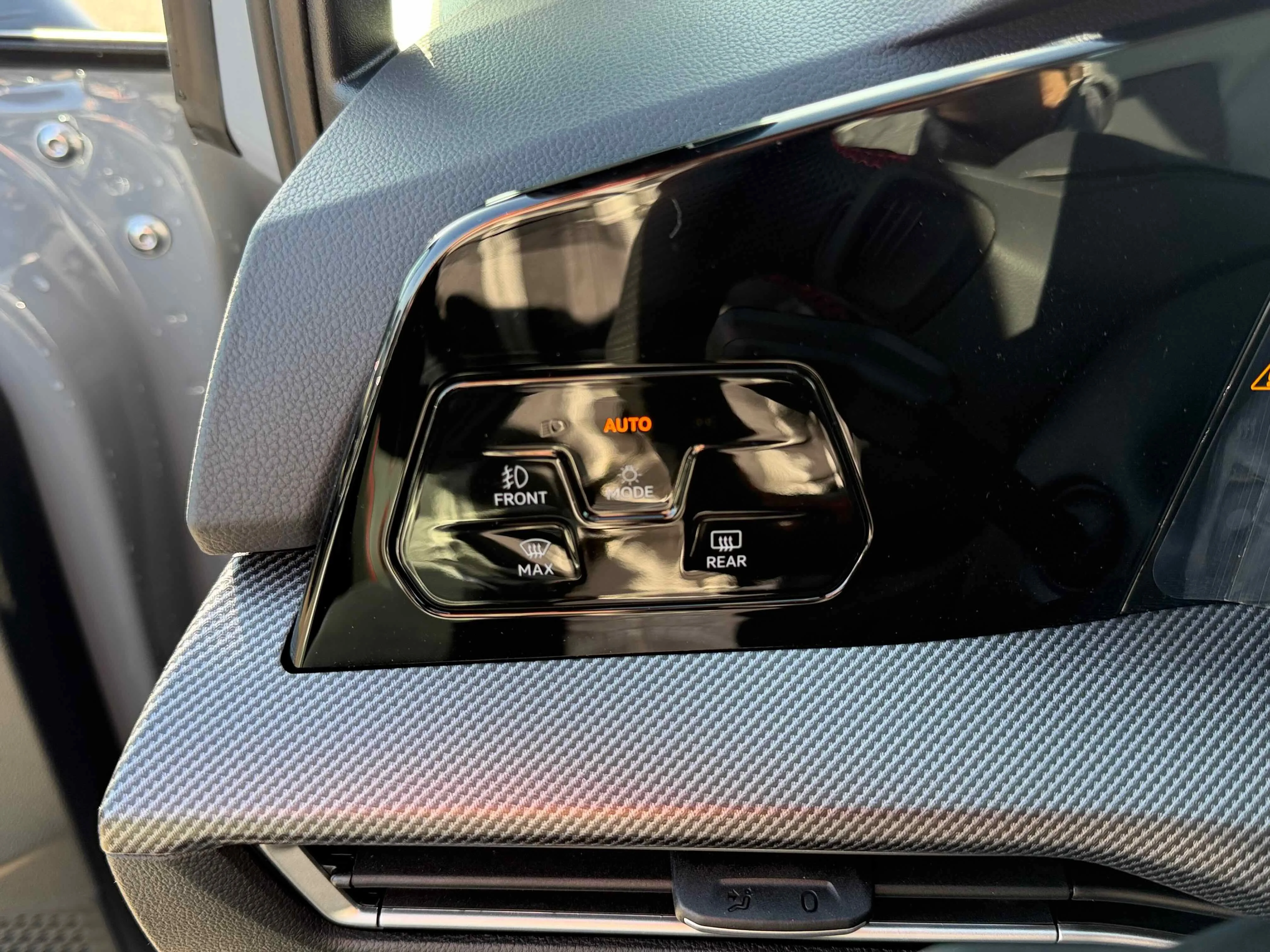 New 2026 Moonstone Volkswagen SE image 25