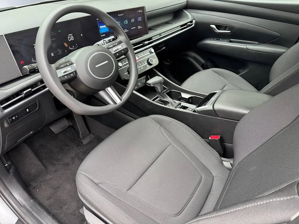 Used 2025 Silver Hyundai SE image 7